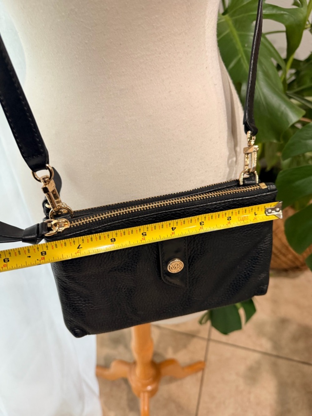 Michael Kors Black Leather Crossbody Phone Wallet - Picture 3 of 10